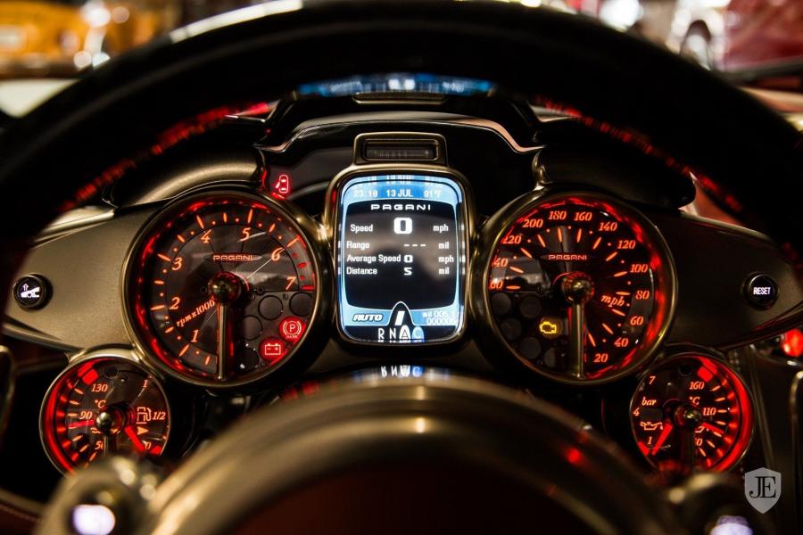 Панель приборов Pagani Huayra Lampo 2017 года  (фото 35 из 60)